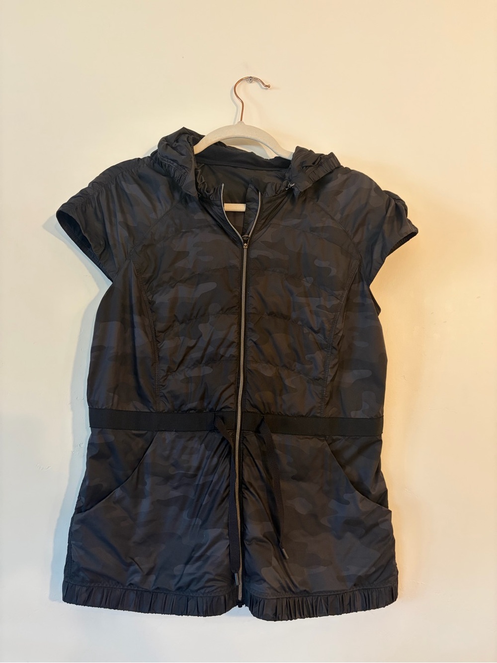 Lululemon Spring Fling Puffer Hooded Vest Size 10 in Black camo Print